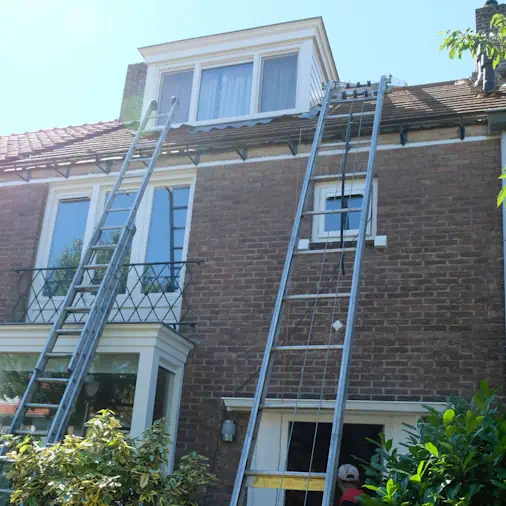 Dak vervangen ladders tegen het pand Dak vervangen ladders tegen het pand