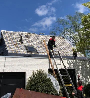 Dakspecialisten bezig op schuin dak schuine daken groot onderhoud
