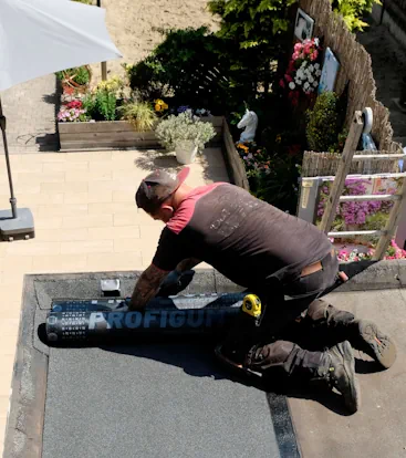 plat dak dakdekker bezig op een plat dak
